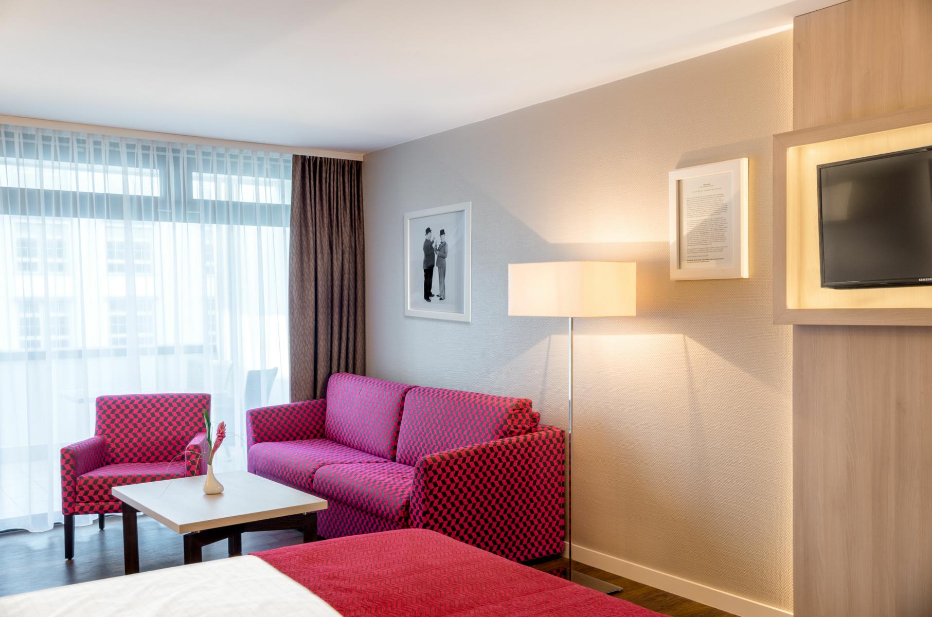 Magentafarbene Sitzecke in der Deluxe Junior Suite im Hollywood Media Hotel