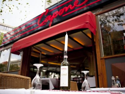 Partnerrestaurant Capone Tisch mit Weinflasche des Hollywood Media Hotels