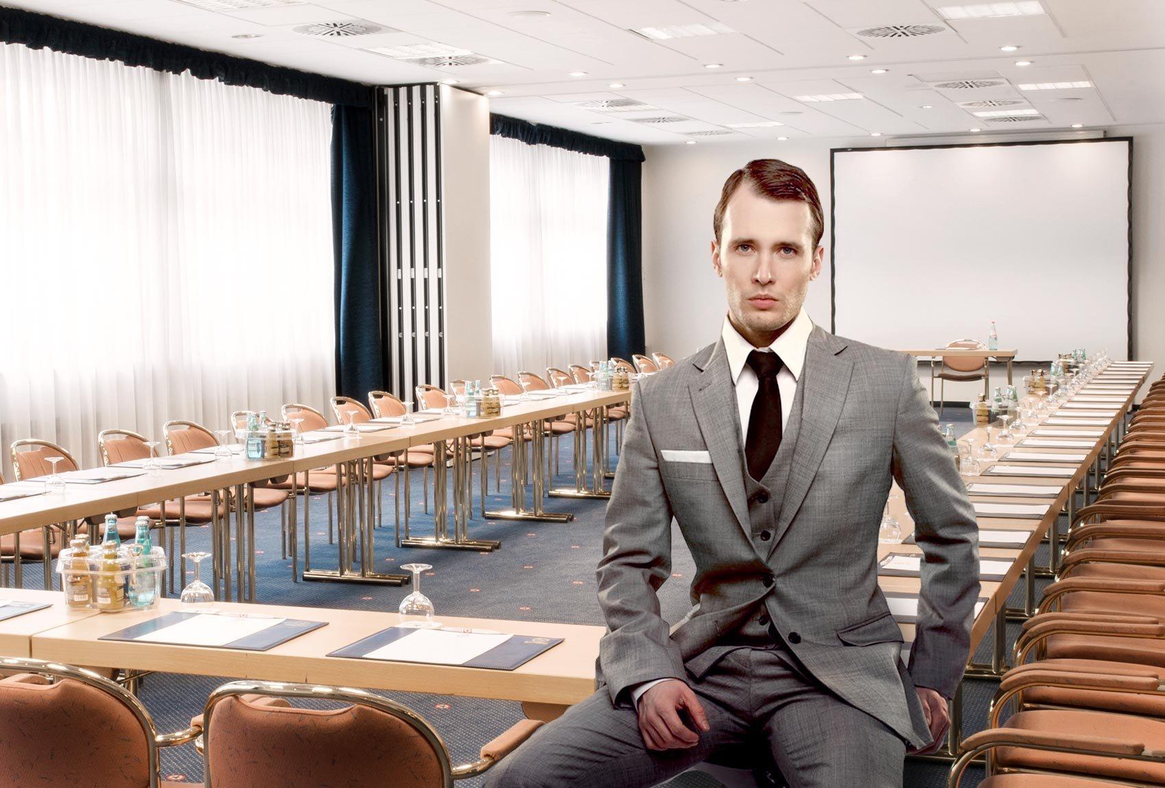 Tagungsraum mit Mann im Hollywood Media Hotel