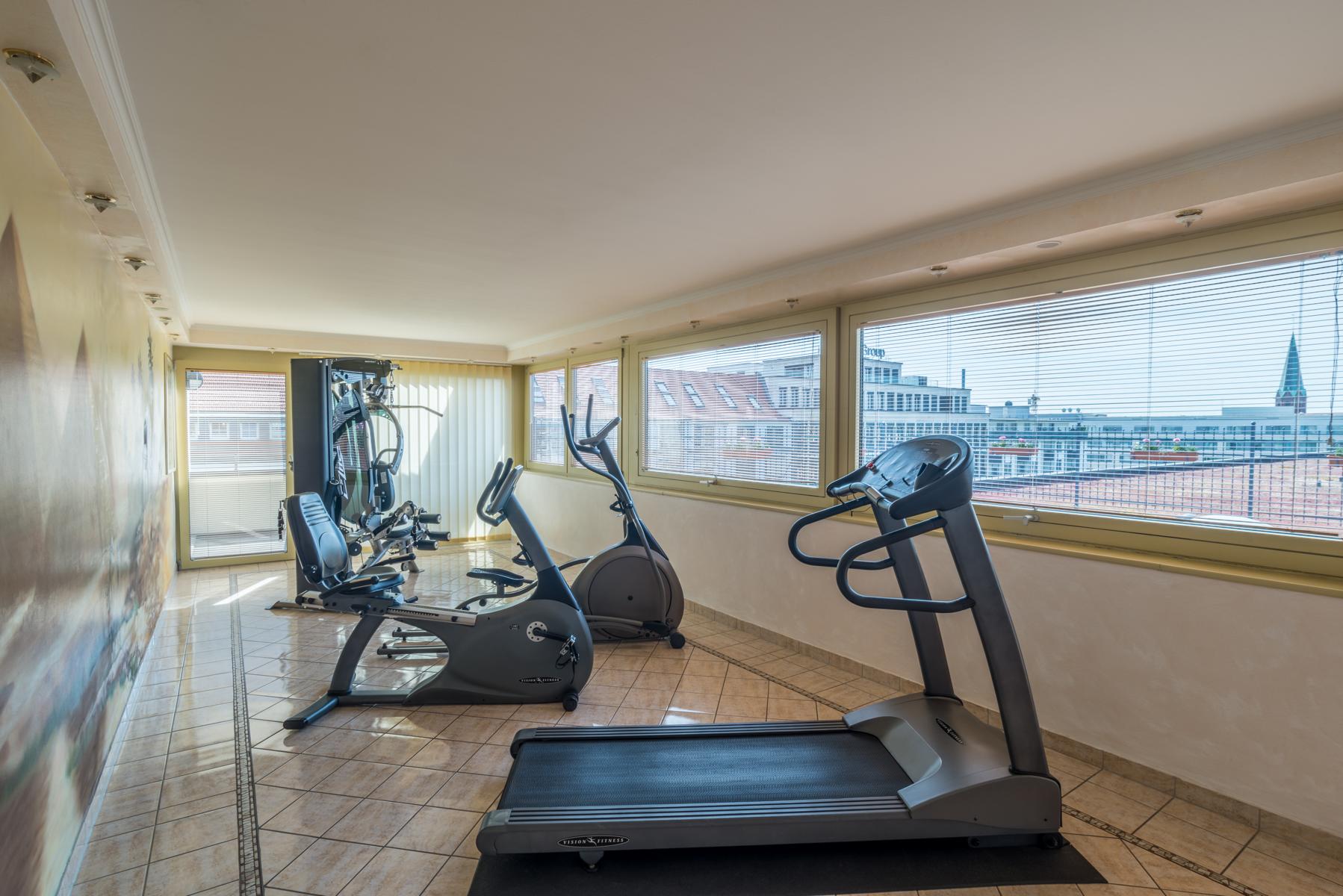 Fittnessgeräte im Fitnessbereich des Hollywood Media Hotels