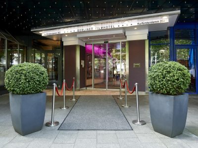Eingang des Hollywood Media Hotels