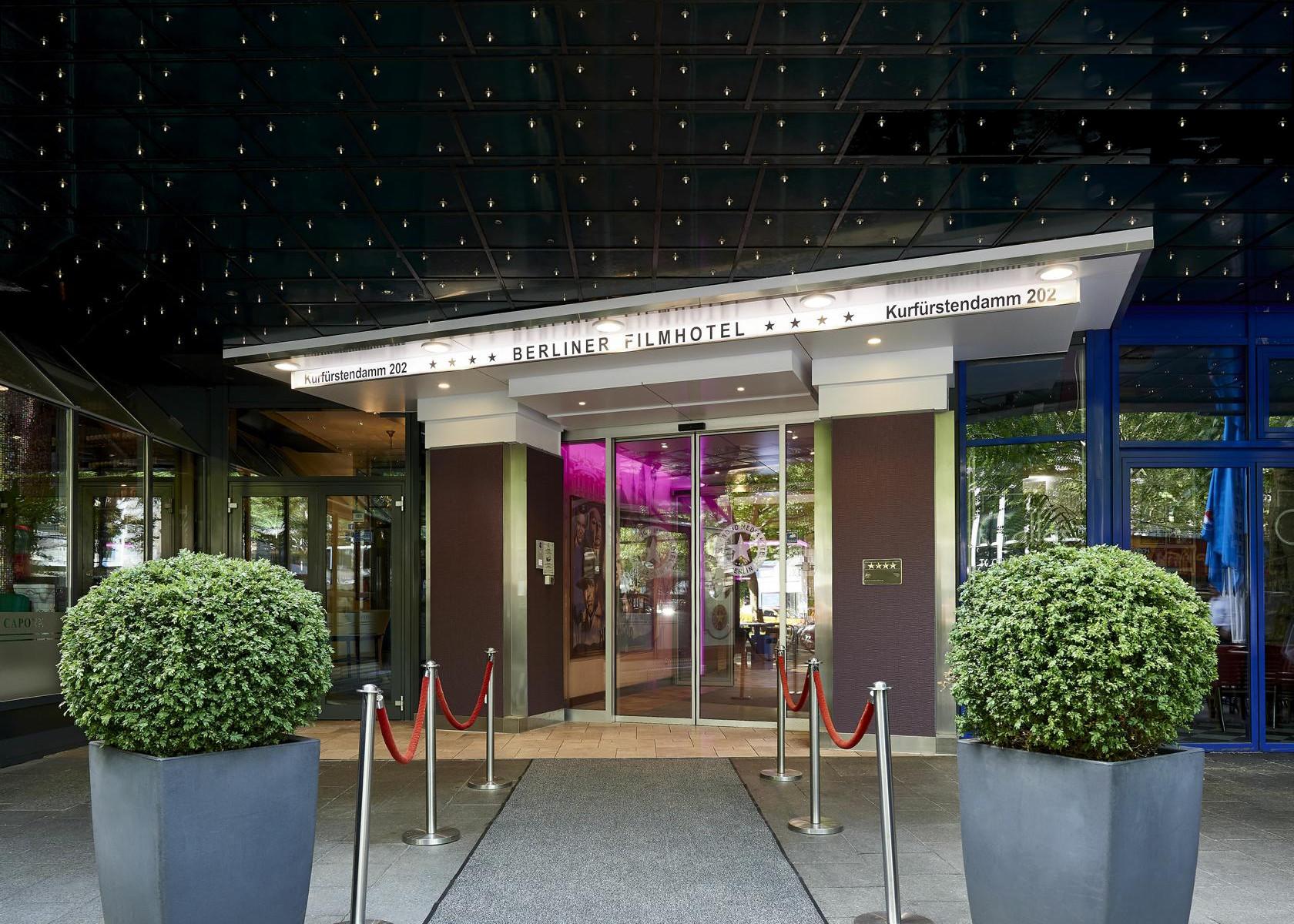 Eingang zum Hollywood Media Hotel
