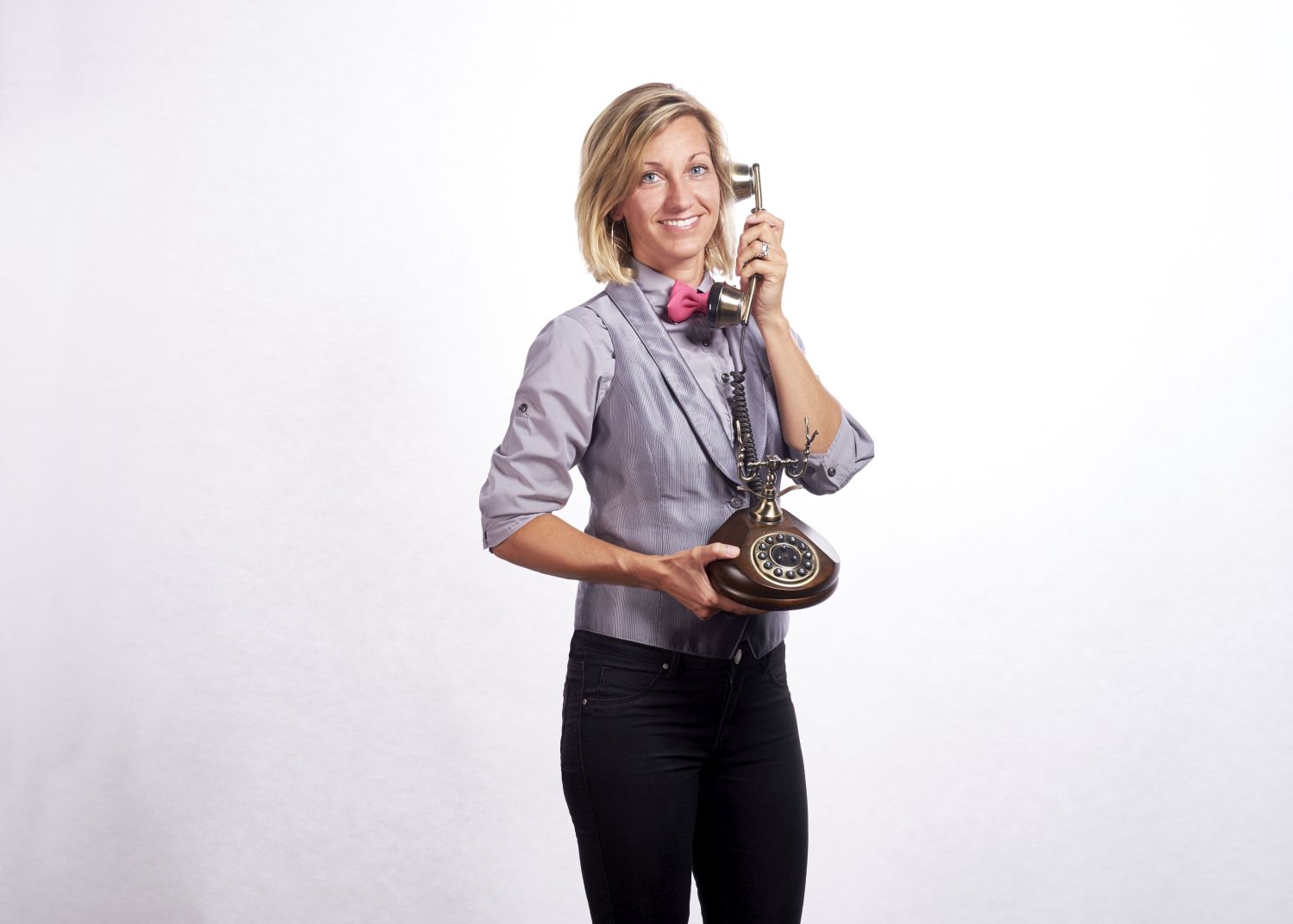 Rezeptionsmitarbeiter mit Telefon