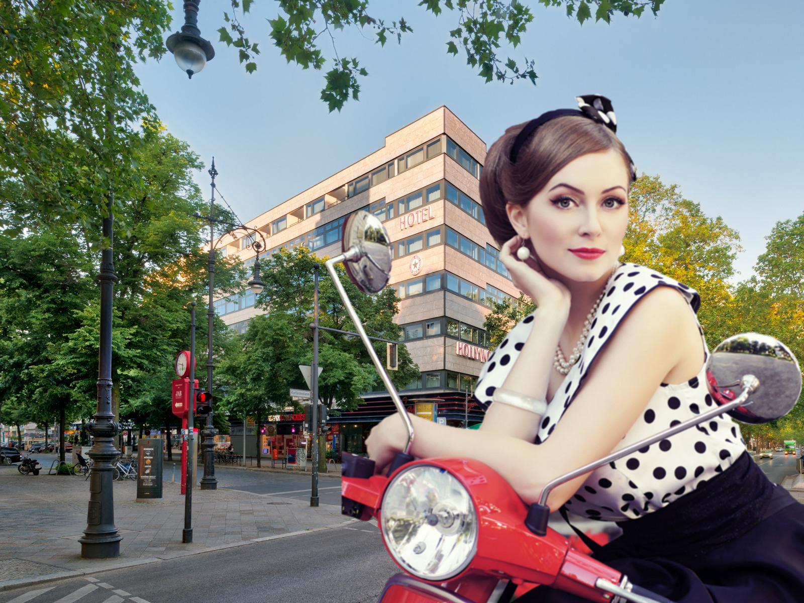 Hollywood Media Filmhotel Berlin Frau mit Motorrad