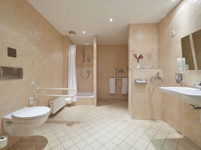 Hollywood Media Hotel - hotel room – bath accessible room