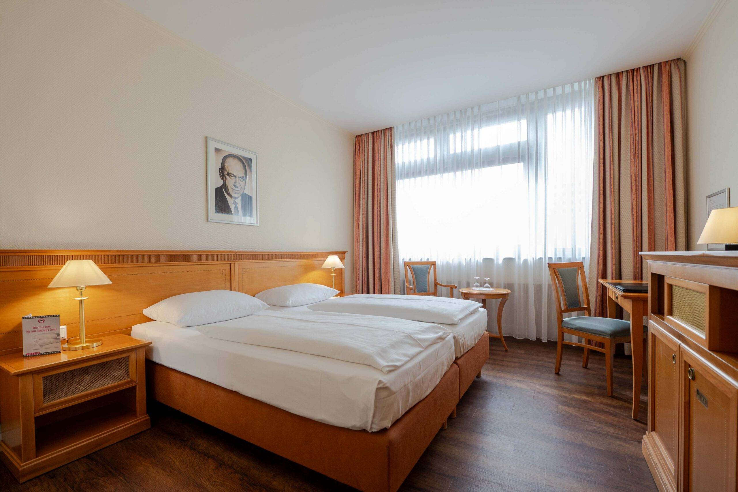 Hollywood Media Hotel - hotel room - standard room