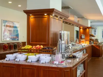 Breakfast restaurant at the Hollywood Media Hotel